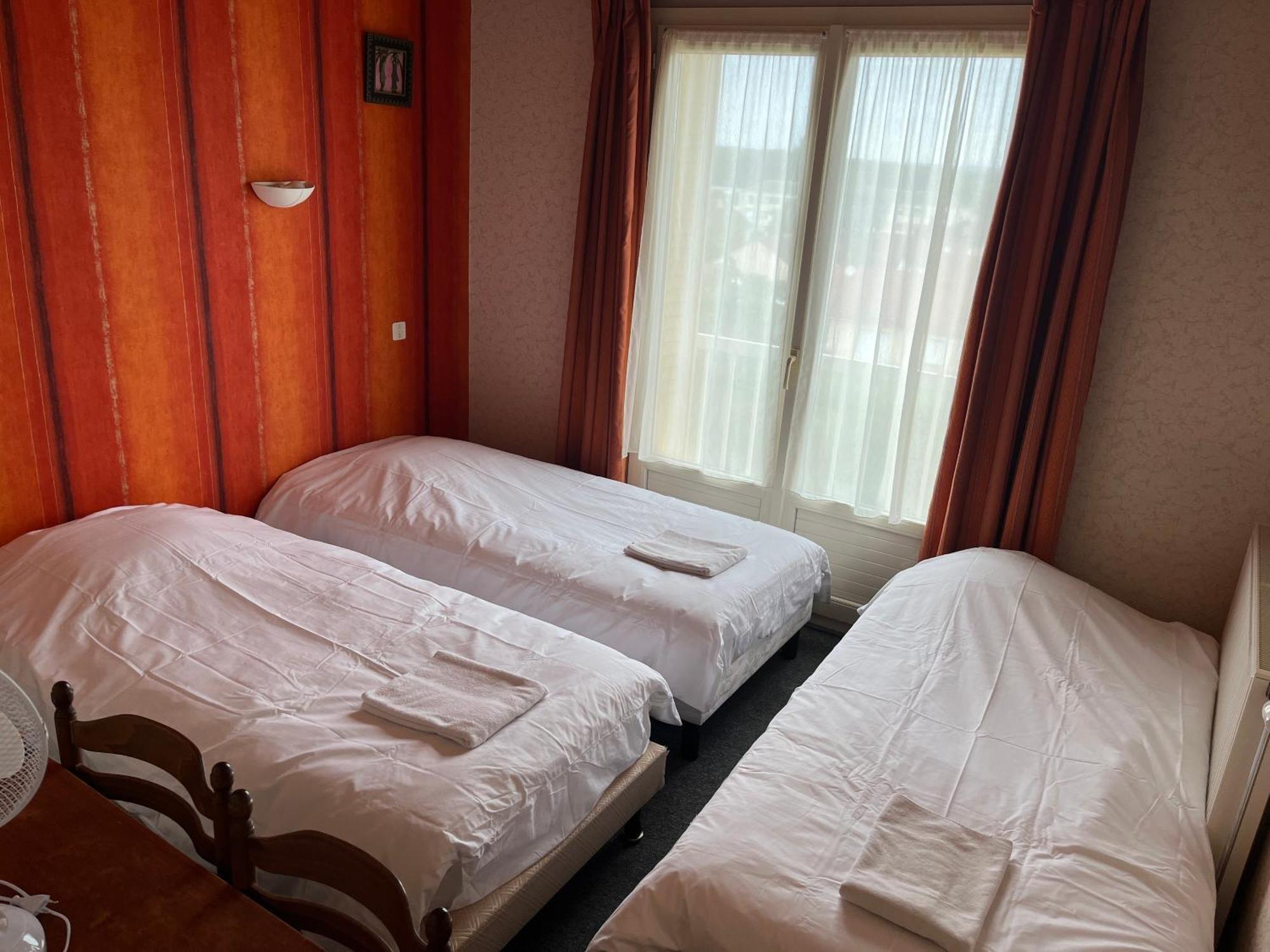 Hotel Le Lyon Vert Commentry Buitenkant foto