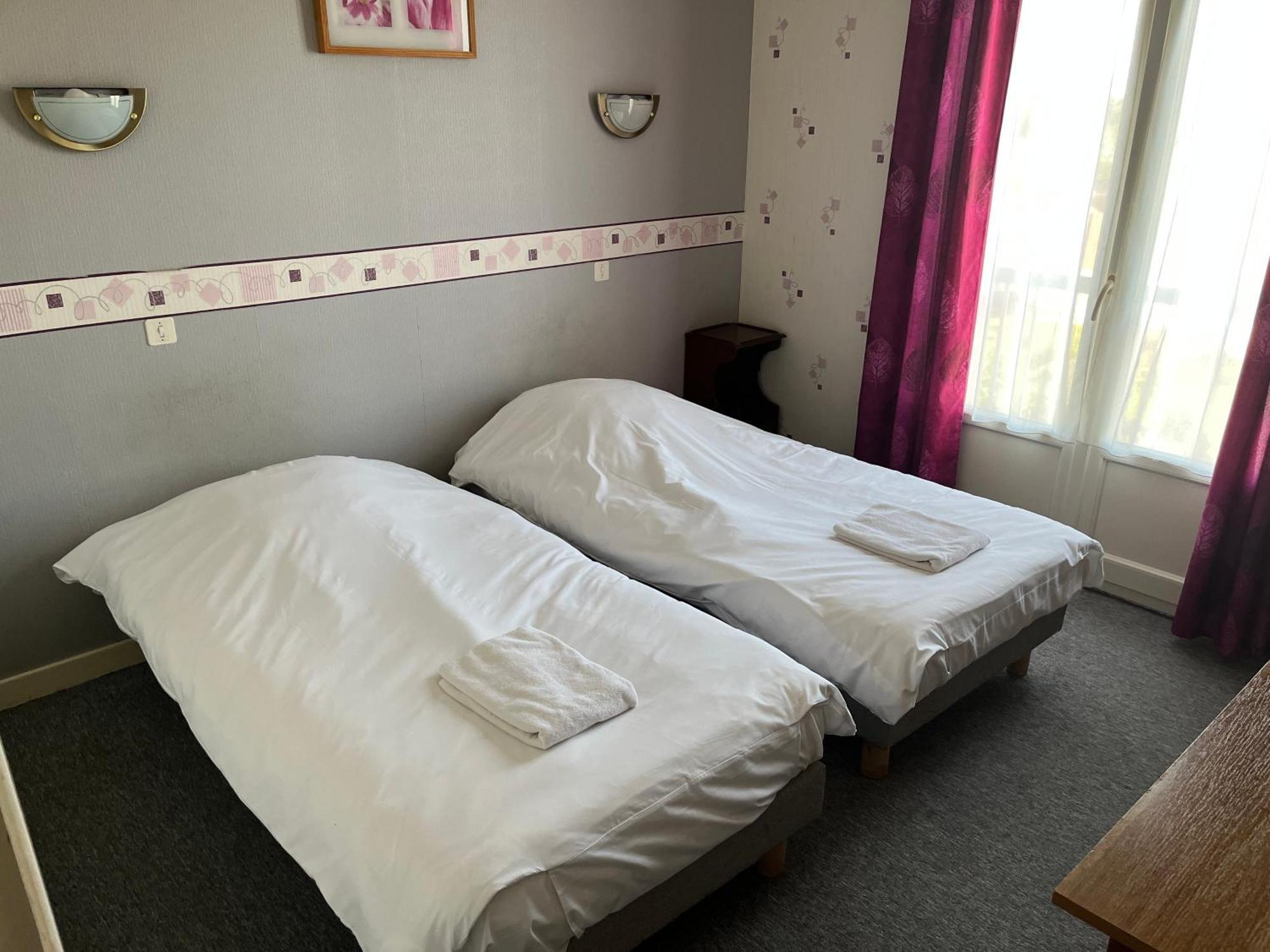 Hotel Le Lyon Vert Commentry Buitenkant foto