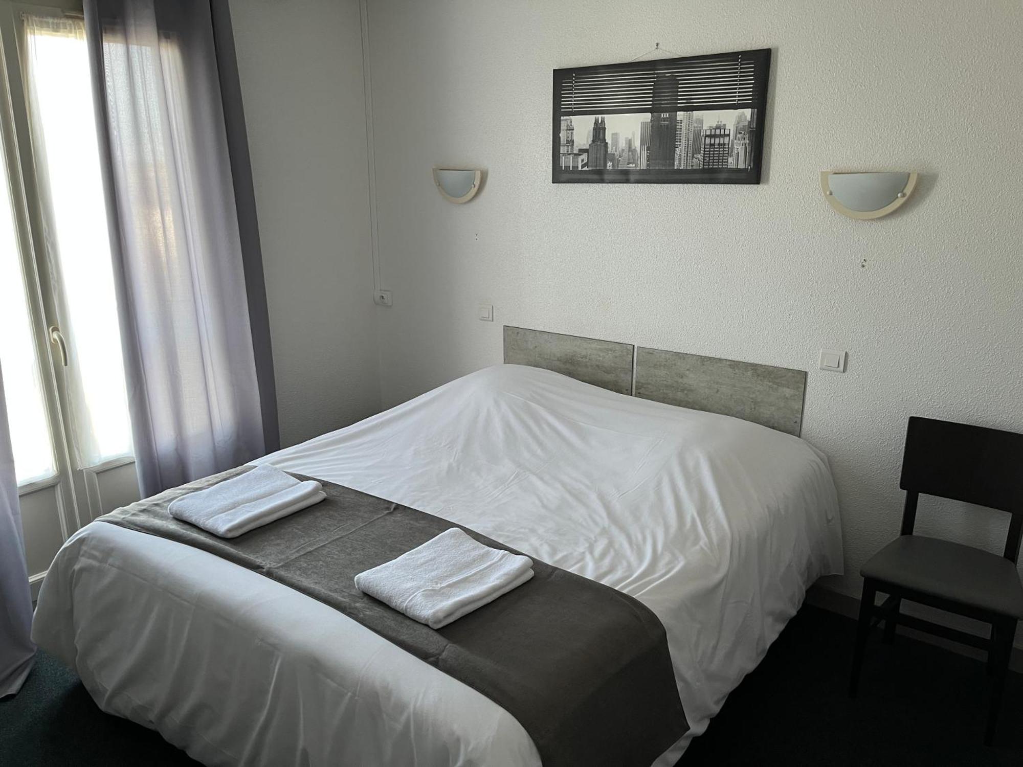 Hotel Le Lyon Vert Commentry Buitenkant foto