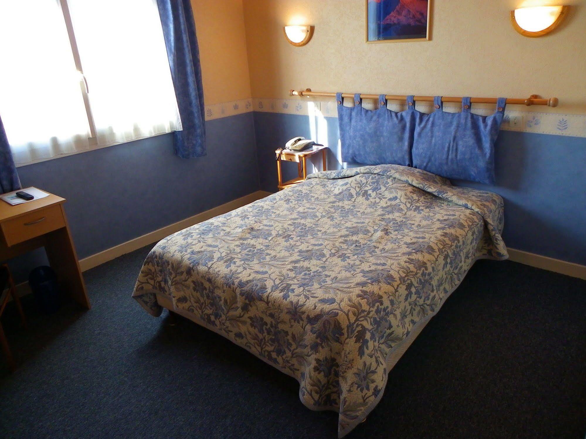 Hotel Le Lyon Vert Commentry Buitenkant foto