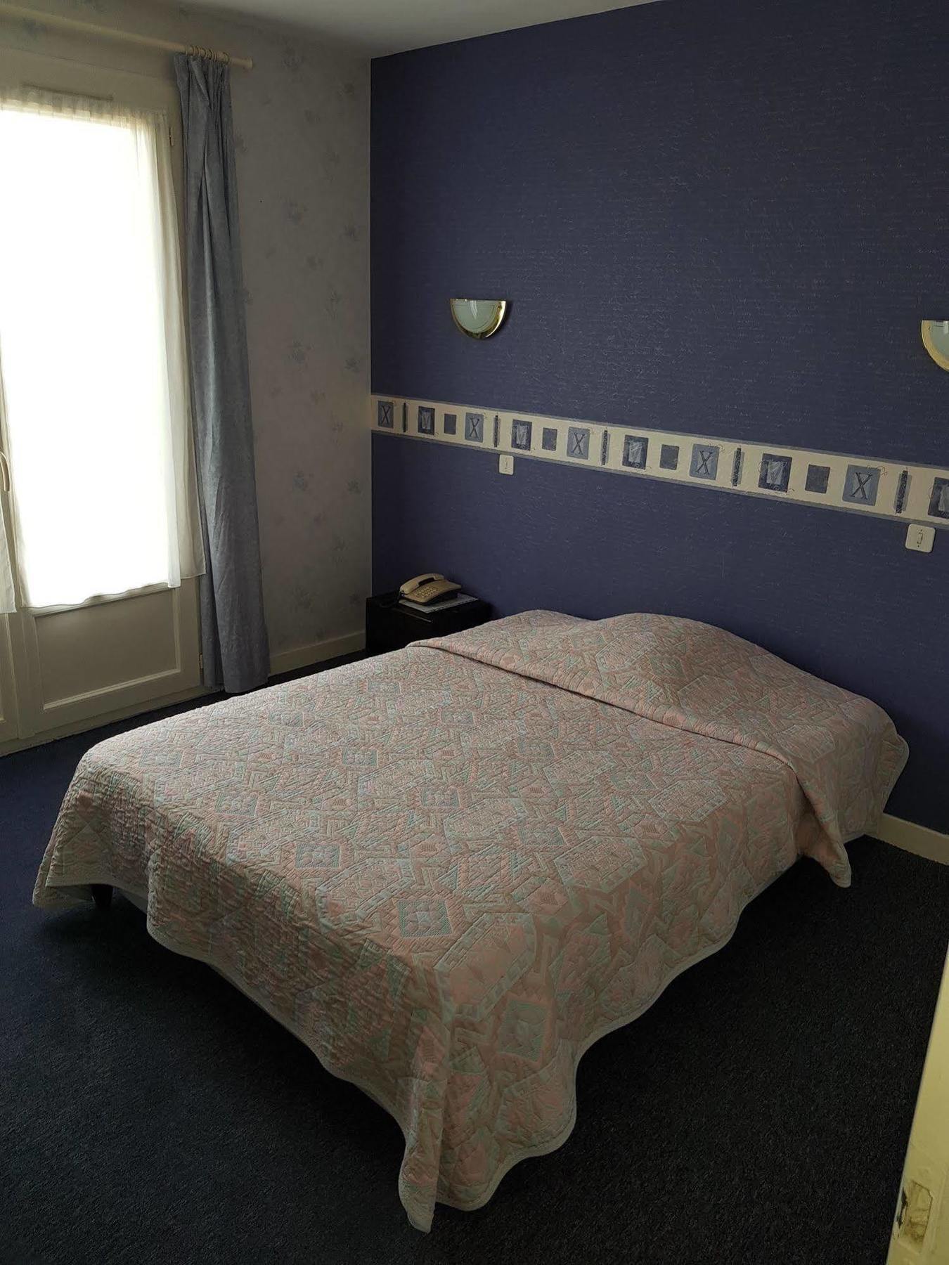 Hotel Le Lyon Vert Commentry Buitenkant foto